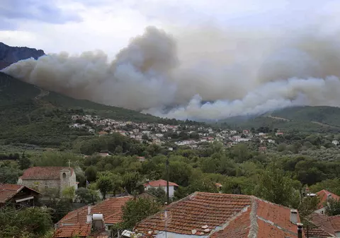 Nou incendiu pe insula grecească Thassos, în apropierea stațiunii Skala Potamia. Au intervenit aproape 200 de pompieri