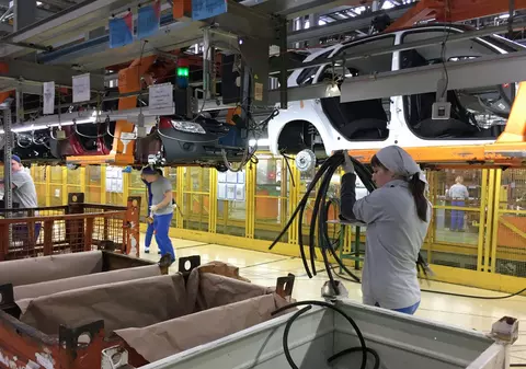 Cât plătește cel mai mare producător auto din Rusia ca să convingă angajații să își dea demisia. Motivul deciziei