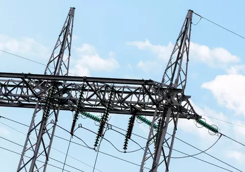 Un tractorist a dărâmat un stâlp de înaltă tensiune și a lăsat 65.000 de oameni fără curent, în Germania