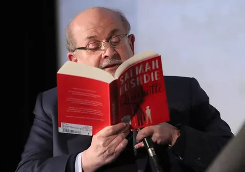 Cine este Salman Rushdie, scriitorul înjunghiat în gât la New York