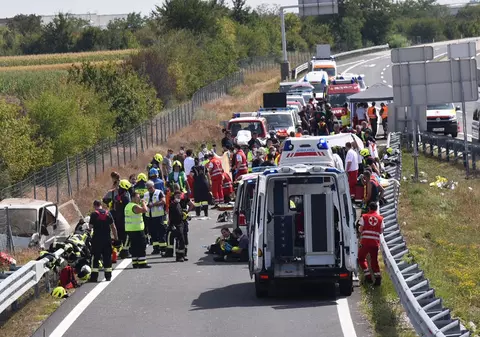 Trei morți și 17 răniți, după ce o dubă care transporta migranți s-a răsturnat la granița Austriei cu Slovacia
