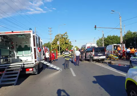 Accident cu 12 răniți, la ieșirea din Arad. Au fost implicate un microbuz și trei autoturisme