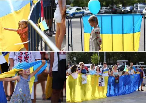 REPORTAJ. 150 de ucraineni au venit în fața ambasadei din București de ziua lor națională. „Vă mulțumim, oameni ai României”