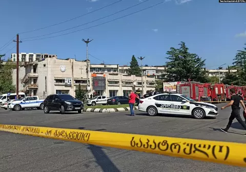 Un bărbat înarmat a luat 12 ostatici într-o bancă din Georgia și a cerut două milioane de dolari ca să-i elibereze