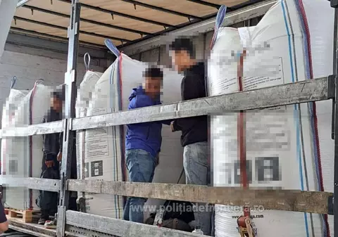 72 de migranți ascunși în TIR-uri, depistați în ultimele 24 de ore, la frontiera cu Ungaria. Erau pitiți printre saci cu fructe și alte bunuri