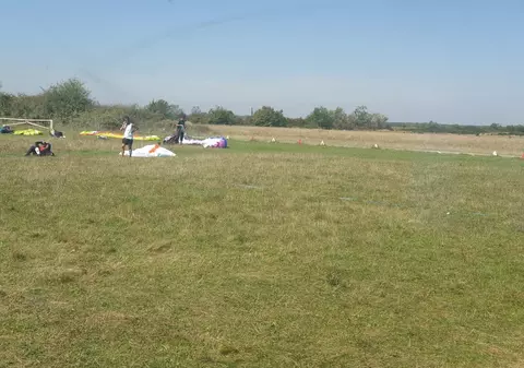 O femeie care participa la un concurs de zbor cu parapanta la Cisnădie a căzut de la 15 metri înălțime