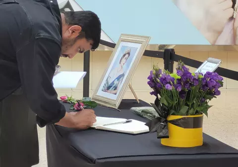 Cărți de condoleanțe și pe aeroporturile din Londra pentru ca oamenii să-i aducă un omagiu Reginei 