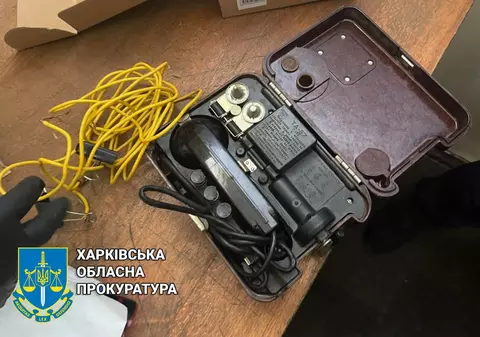 O nouă cameră de tortură, descoperită în Harkov, în beciul unei clădiri a poliției separatiștilor. Civilii, curentați cu un aparat special