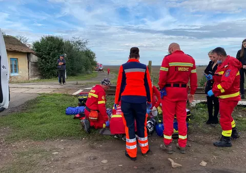 O femeie a murit după ce a fost lovită de tren, într-o localitate din Satu Mare. Circulația este blocată