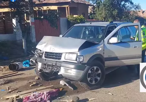 Căruța în care se afla o familie, spulberată de o mașină care nu a păstrat distanța. O femeie din Mehedinți a murit, alte patru persoane sunt rănite