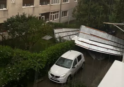 Acoperiș smuls de vânt, la Bacău, în timpul unei furtuni puternice