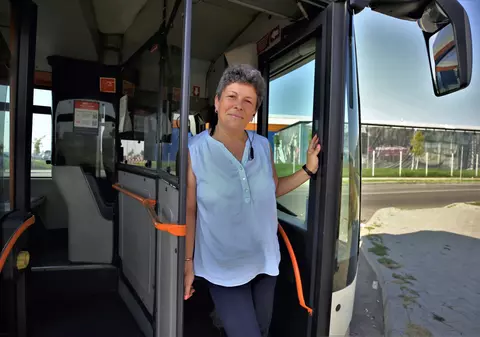 REPORTAJ. Cu autobuzul prin București, alături de una dintre cele trei femei din peste 3.000 de șoferi ai STB: „De mică mă visam la volan. Și jucam fotbal”