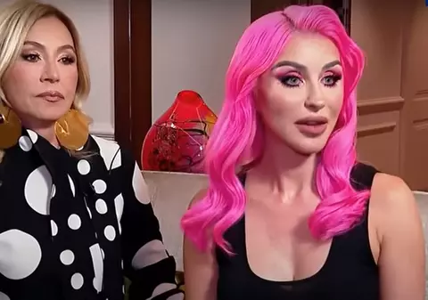 Cum au apărut Anastasia Soare și fiica ei în România. Norvina a atras atenția cu părul roz și cu declarațiile despre mama ei: „Foarte mândră sunt de ea”