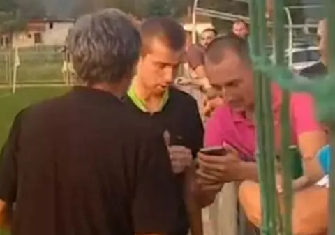 Un arbitru a anulat un gol pe baza filmării de pe telefonul mobil al unui spectator, în Serbia. Ce sancțiune a primit