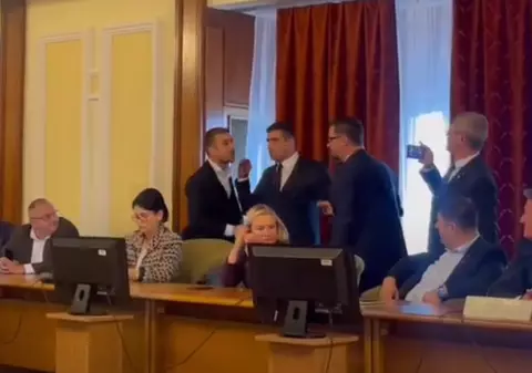 Scandal în Parlament la dezbaterea privind majorarea salariilor demnitarilor. Țipete și jigniri între Gabriel Zetea şi George Simion