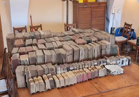 „Seamănă cu una dintre poveştile lui Indiana Jones”. Documente de 1.200 de ani, găsite în podul unei biserici din Mediaș