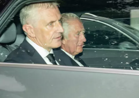 Prima imagine cu noul rege. Charles al III-lea, surprins de fotografi când pleacă de la Balmoral