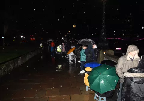 Au înnoptat în stradă, ca să-i aducă un omagiu reginei. „Ne-a dat 70 de ani și putem face măcar asta”