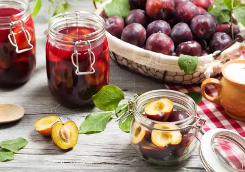 Compot de prune  - rețete simple și pline de savoare