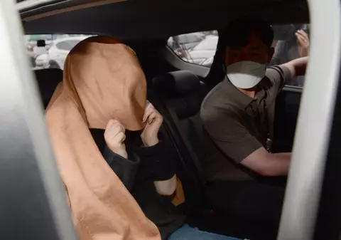 Femeia suspectată de uciderea celor doi copii găsiți în două valize la Auckland, extrădată de Coreea de Sud către Noua Zeelandă