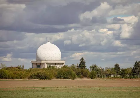 Procesul „radarului NATO” transformat de MApN într-o tranzacție imobiliară rămâne la aceeași instanță, în ciuda cererilor insistente ale beneficiarilor afacerii