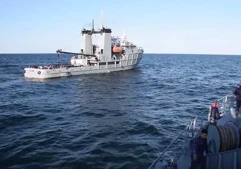 Cum au readus Forțele Navale în portul Constanța nava care a lovit o mină de război în Marea Neagră. Filmul intervenției