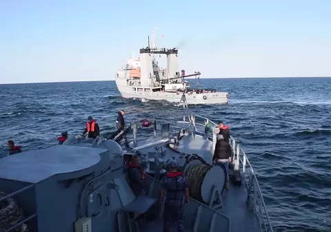 Nava avariată după ce a lovit o mină de război în Marea Neagră a ajuns în portul Constanța
