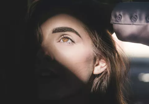 Află cum poți să ai sprâncene perfecte