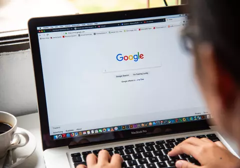 CEO-ul revistei Sports Illustrated, concediat după ce publicația a fost acuzată că a publicat articole scrise de AI