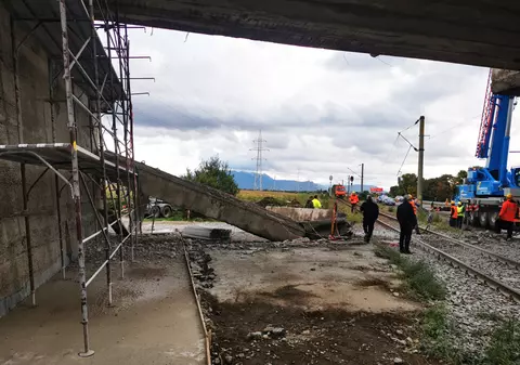 O grindă de zeci de tone dintr-un pod aflat în renovare s-a prăbușit peste o magistrală CFR, în Brașov