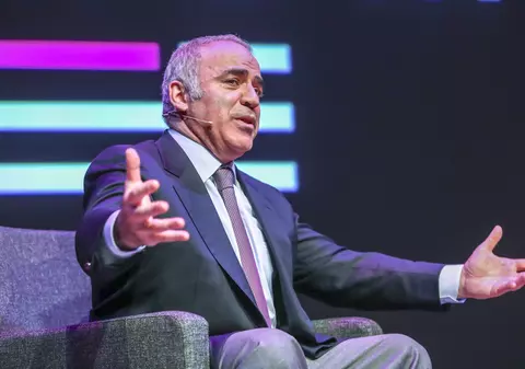 Doi dintre cei mai cunoscuți opozanți ai lui Putin nu sunt de acord cu interzicerea vizelor pentru ruși. Ce motive invocă Kasparov și Hodorkovski