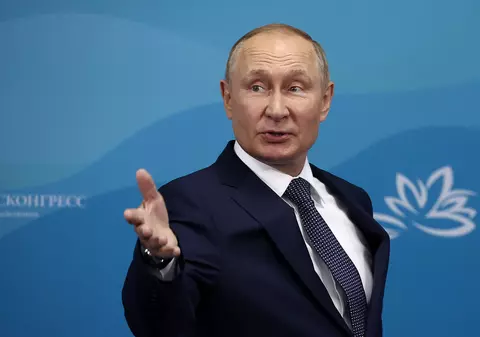 Redactorul-şef al ziarului Novaia Gazeta și jurnalistul condamnat la 22 de ani de închisoare, în vizorul lui Putin. Ce le reproșează liderul rus