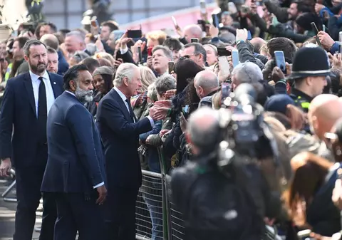 Regele Charles al III-lea, în vizită la britanicii care așteaptă ore în șir să-i aducă un omagiu reginei | VIDEO