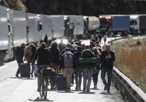 Rușii care au fugit în străinătate pentru a scăpa de înrolare vor putea rămâne acolo. Anunțul făcut de ministerul condus de Șoigu