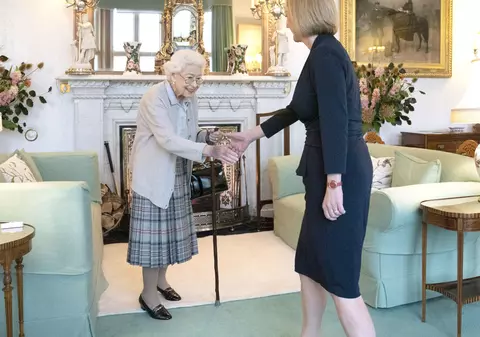 Reacțiile la moartea reginei Angliei, o modestă consolare pentru toți „bugetarii” lumii