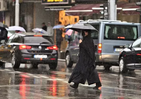 Meoteorologii au actualizat prognoza: cod galben de ploi pentru sudul țării. Alertă meteo și de ninsori