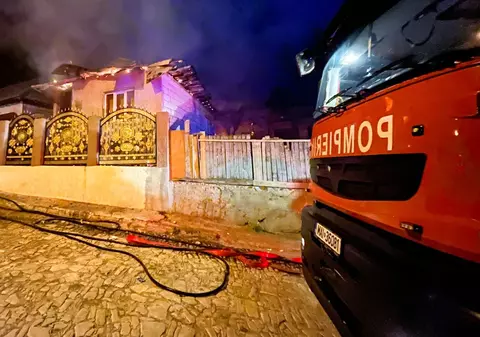 Două case, mistuite de flăcări și alte două grav afectate, după ce focul a fost pus intenționat, la Babadag. Pompierii au stins incendiul după patru ore