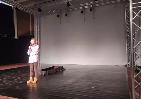 Un dramaturg ucrainean a săpat un mormânt în curtea teatrului din Piatra Neamț, a pus un sicriu pe scenă și îi avertizează pe români: Atenție la „patrioți”!