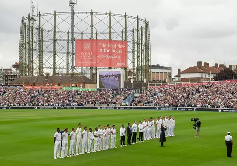 Imnul „God Save the King” a fost intonat prima oară după 70 de ani, pe un stadion, la Londra | VIDEO