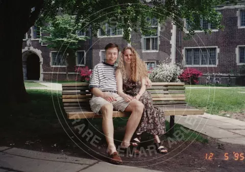 Imagini rare cu Elon Musk din tinerețe, scoase la licitație de iubita lui din facultate. Vinde și un colier primit de la miliardar