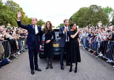 William și Harry, front comun. Nepoții reginei și soțiile lor au ieșit să mulțumească oamenilor pentru omagiile aduse