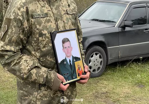 Un tânăr ofițer ucrainean dat dispărut de jumătate de an a fost găsit îngropat lângă Kiev. Cu Taras au murit toți soldații din plutonul lui