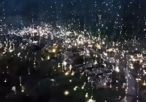 Ploaie de foc peste un sat eliberat de ucraineni. Rușii au atacat cu rachete incendiare cu fosfor, care sunt interzise | VIDEO