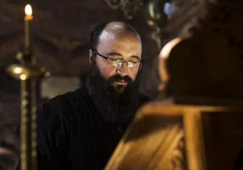 Poliția verifică postările pe Facebook în cazul preotului Visarion Alexa, după ce au apărut mărturii despre alte posibile abuzuri