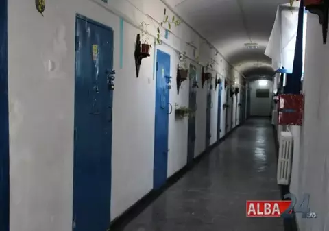Un tânăr închis la Penitenciarul Aiud a amenințat cu moartea doi polițiști: „Când te prind, te sugrum, nu scapi fără un ciob în gât!”