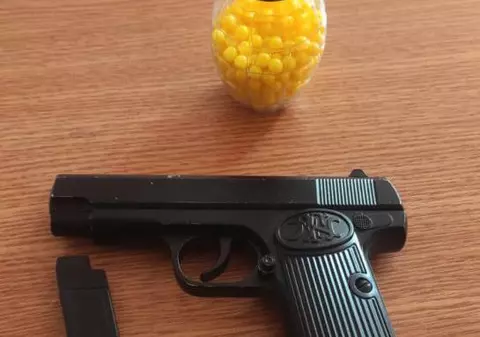 Un elev de 16 ani din Rovinari a tras cu un pistol cu bile într-o colegă, în sala de clasă