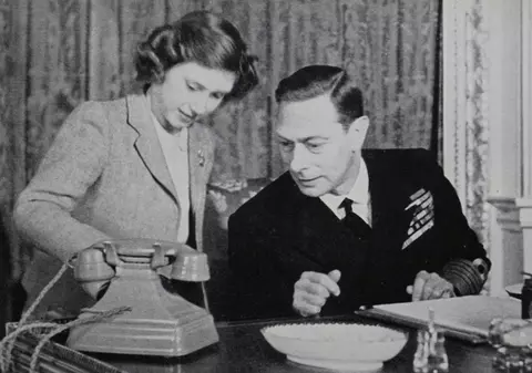 Viața reginei Elisabeta a II-a în imagini. Fotografii memorabile din viața celui mai longeviv monarh britanic