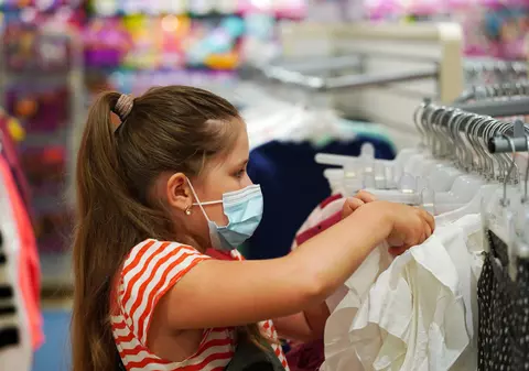 Doar un părinte din trei își va trimite copiii cu haine şi încălţăminte noi în noul an școlar. Care sunt principalele tipuri de cheltuieli