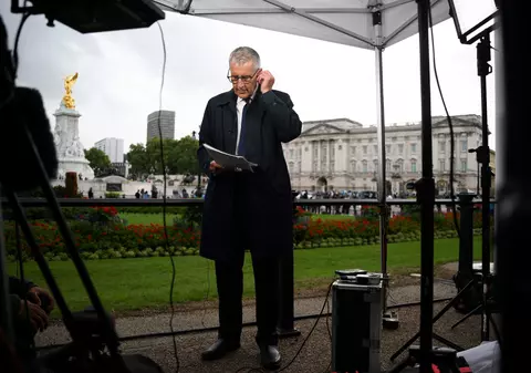 Cum se pregătesc televiziunile pentru înmormântarea reginei Elisabeta a II-a: „Intervii în mod solemn, repede și apoi taci!”