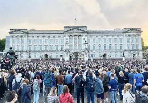 Moment emotionant în fața Palatului Buckingham. Mii de oameni au cântat „God Save the Queen” | VIDEO